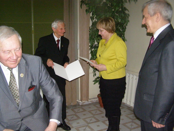 Julitta Rosa i prof. dr hab. Albin Głowacki otrzymują dyplomy podziękowania za ich zaangażowanie w Konkurs Patron Szkoły Sybiracy; wręczają prezes Stanisław Jurkin i Jerzy Rossowski.